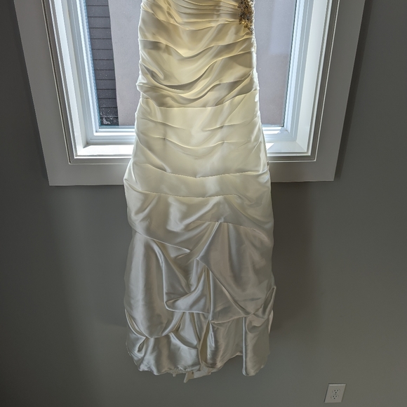 David's Bridal Trumpet Wedding Gown - Picture 3 of 13